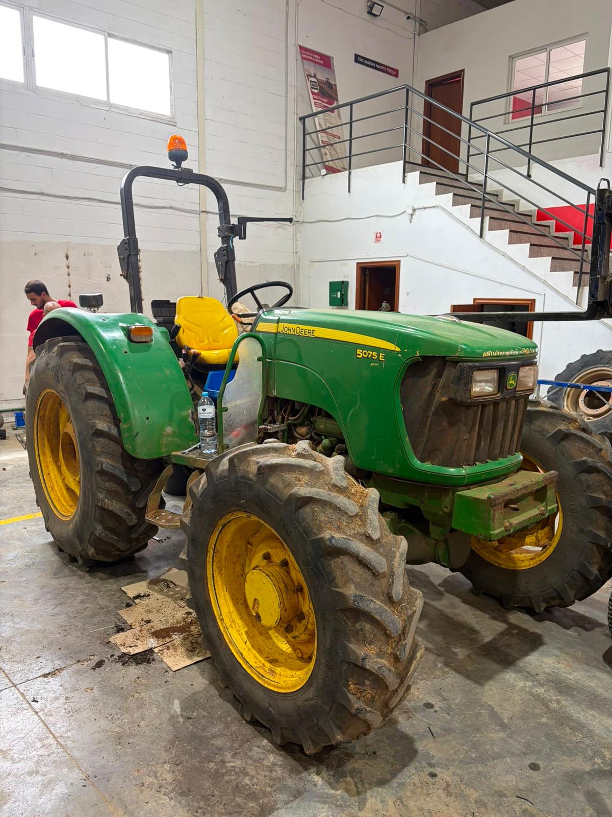 JOHN DEERE 5075E